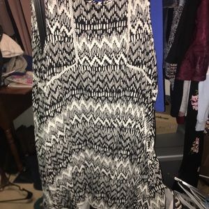 Black & white dress with beautiful back detail!